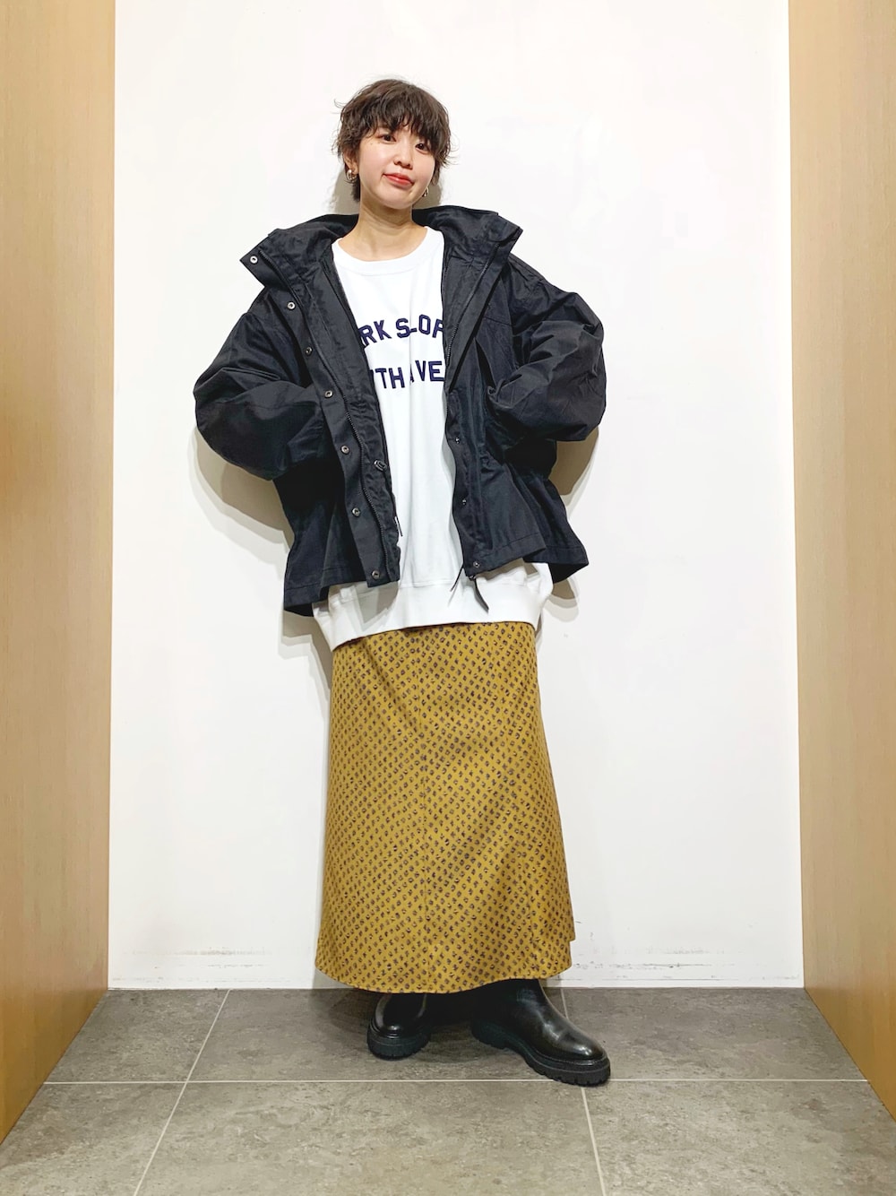 「大人カジュアル、シンプル、オトナ女子、今日のコーデ、秋冬コーデ、ロングスカート、オーバーサイズ、スウェット、ジャケット、サイドゴアブーツ」｜「WILD THINGSの【別注】WILD THINGS　OVERJACKET（その他アウター、ブラック系）」を使った、おしみさん（レディース・159cm）の秋コーディネートの1枚目の写真
