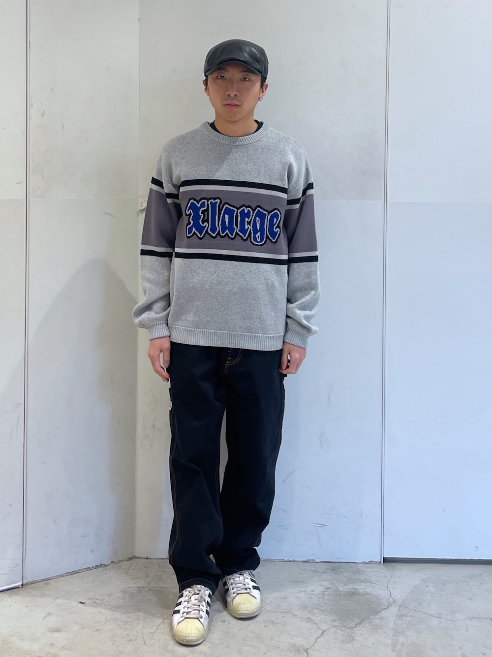 「XLARGEのSTRIPED CREWNECK KNIT TOP（ニット/セーター、グレー系）」を使った、下山　大成さん（メンズ・168cm）の冬コーディネートの1枚目の写真
