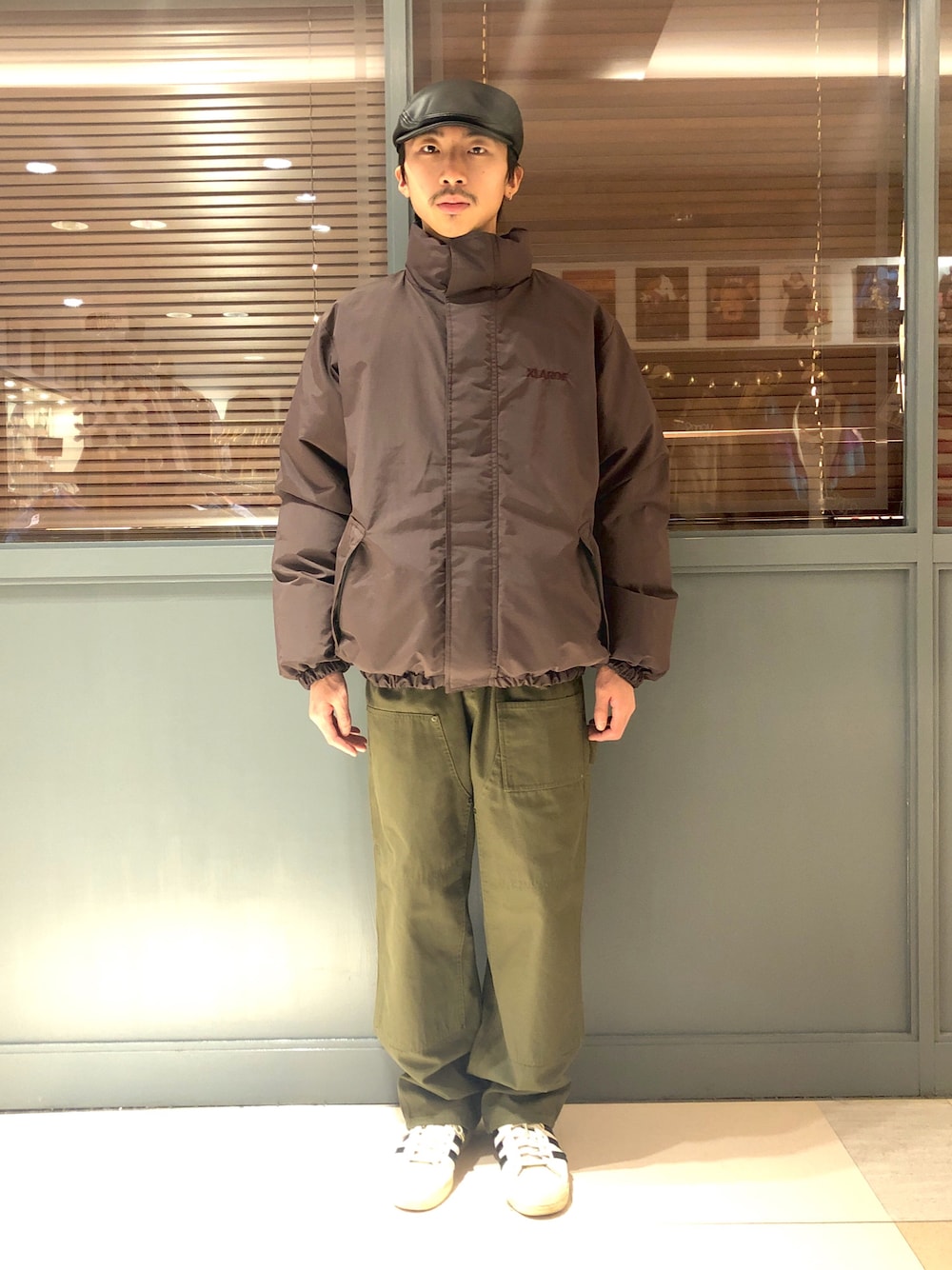 「秋冬コーデ、休日コーデ、シンプル、ストリート、オーバーサイズ、茶割、永田」｜「XLARGEのREVERSIBLE DOWN JACKET（ダウンジャケット/コート、パープル系）」を使った、下山　大成さん（メンズ・168cm）の冬コーディネートの1枚目の写真