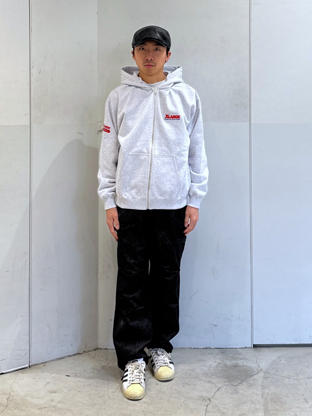 「XLARGEのBAY AREA ZIP UP HOODED  SWEATSHIRT（パーカー、グレー系）」を使った、下山　大成さん（メンズ・168cm）の冬コーディネートの1枚目の写真