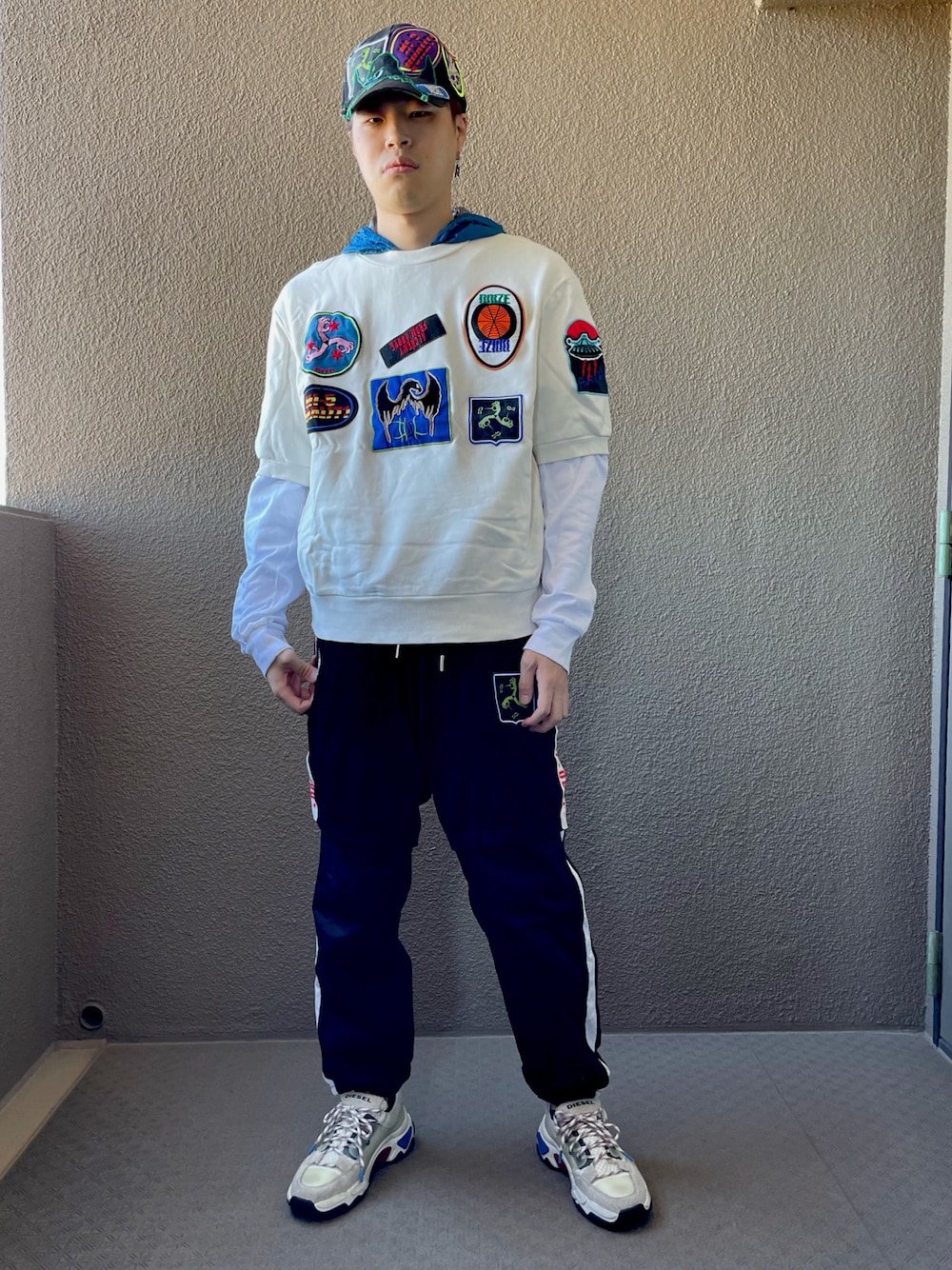 「Diesel、DIESEL、重ね着、重ね着コーデ、パッチワーク、ダッドスニーカー、ダッドシューズ、おしゃれさんと繋がりたい、白×黒」｜「DIESELのメンズ キャップ ワッペンモチーフキャップ（キャップ、ブラック系）」を使った、yuukiさん（メンズ・175cm）の秋コーディネートの1枚目の写真