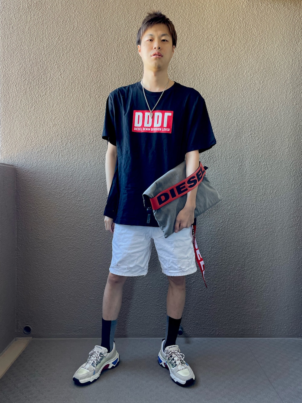 「Diesel、DIESEL、黒×白、夏コーデ、ハーフパンツ」｜「DIESELのメンズ バッグ ロゴ クラッチバッグ（クラッチバッグ、グレー系）」を使った、yuukiさん（メンズ・175cm）の秋コーディネートの1枚目の写真