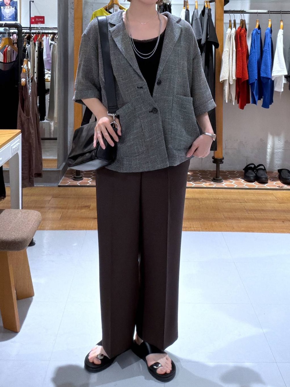ブラウン系のその他パンツ、ブラック系のショルダーバッグ、ブラック系のサンダルを着用したレディースの夏コーディネートの1枚目の写真