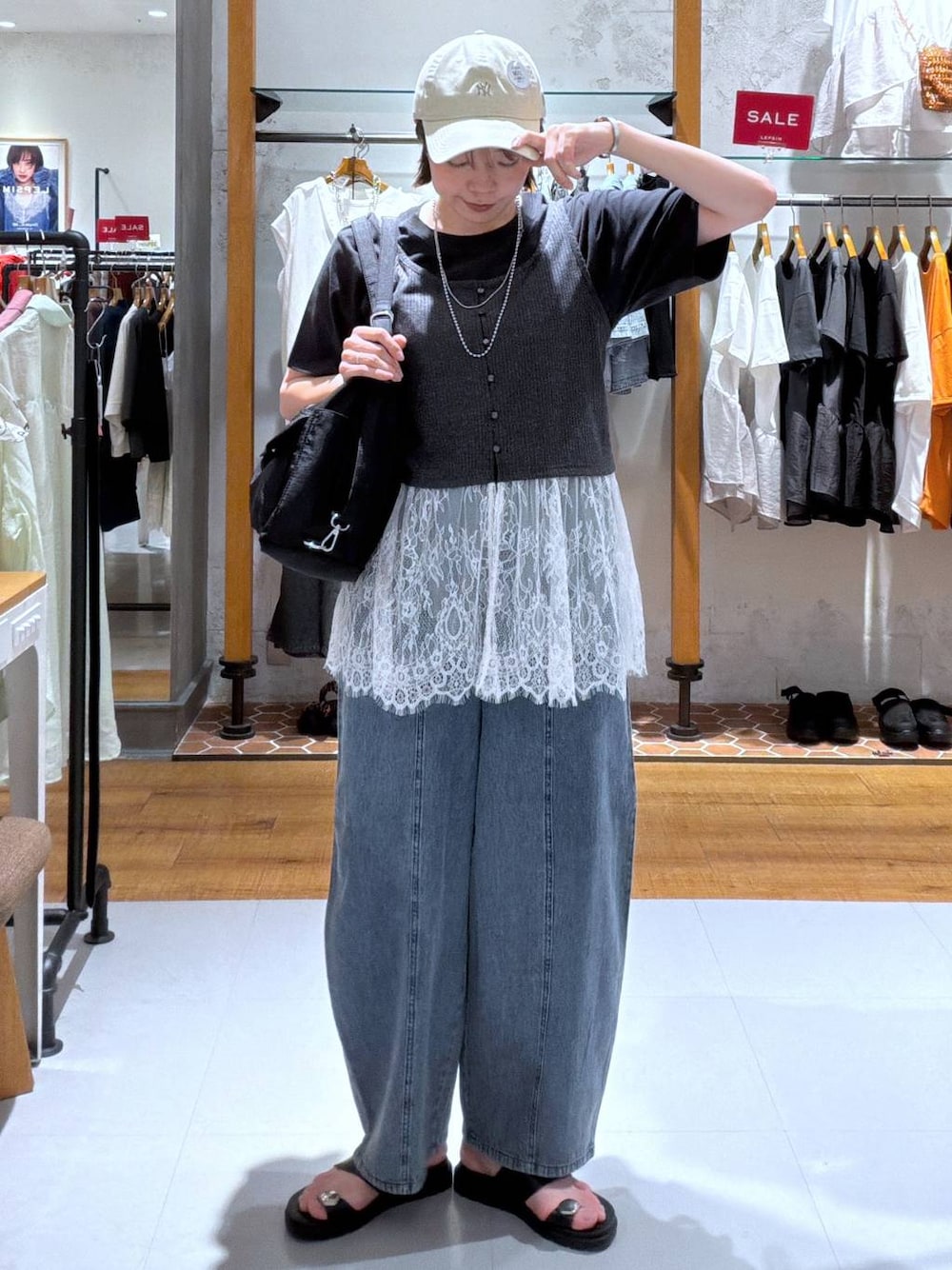 グレー系のTシャツ/カットソー、グレー系のTシャツ/カットソー、ブラック系のショルダーバッグを着用したレディースの夏コーディネートの1枚目の写真