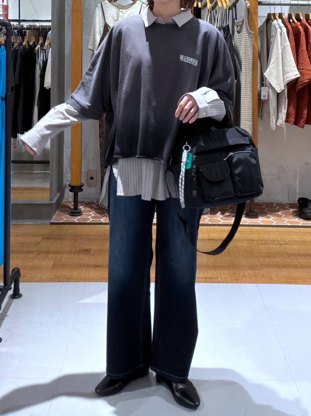 ブラウン系のシャツ/ブラウス、ブラック系のその他シューズ、ブラック系のトートバッグを着用したレディースの秋コーディネートの1枚目の写真
