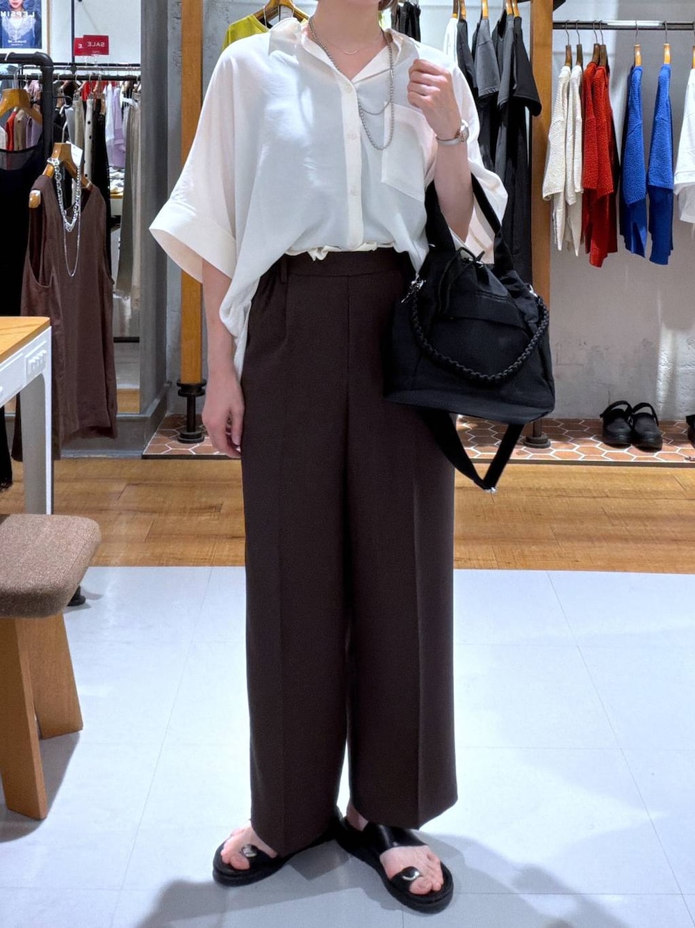 ブラウン系のその他パンツ、ブラック系のショルダーバッグ、ブラック系のサンダルを着用したレディースの夏コーディネートの1枚目の写真