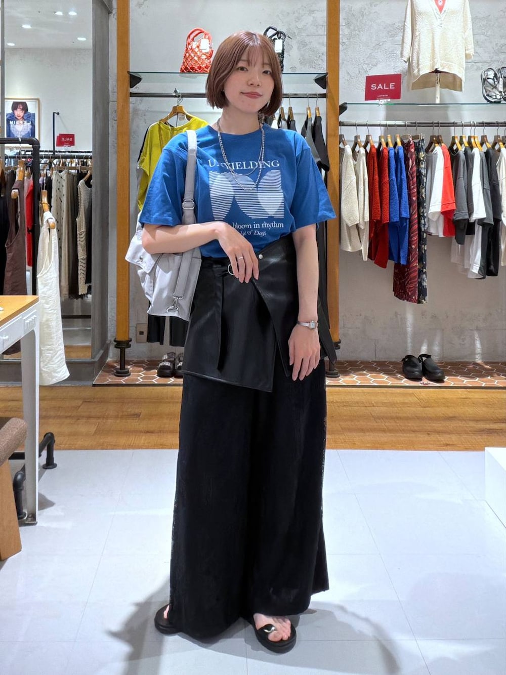 ブラック系のその他パンツ、ブルー系のTシャツ/カットソー、グレー系のショルダーバッグを着用したレディースの夏コーディネートの1枚目の写真