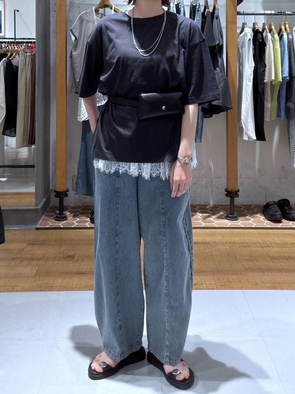 ブラック系のTシャツ/カットソー、ブラック系のサンダル、ホワイト系のキャミソールを着用したレディースの夏コーディネートの1枚目の写真