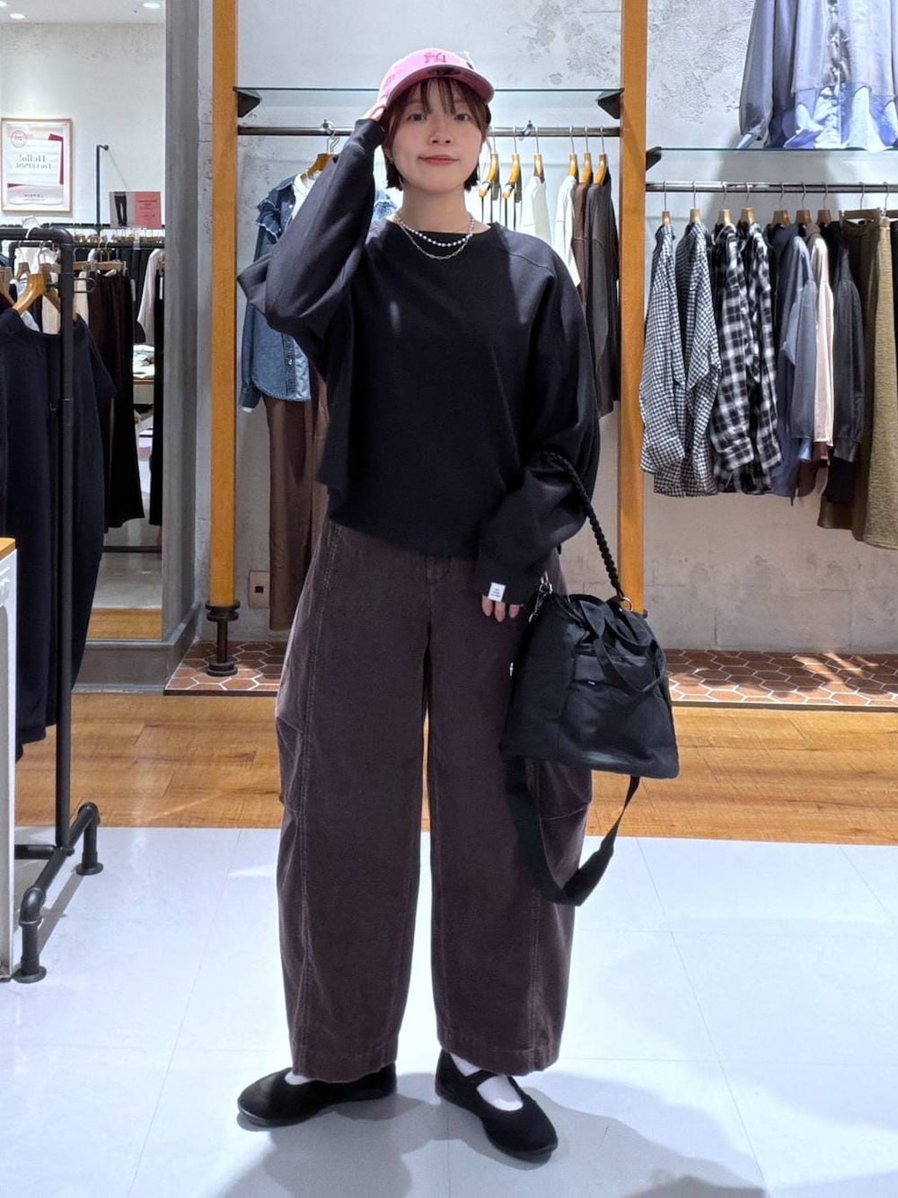 ブラック系のパンプス、ブラウン系のその他パンツ、ブラック系のショルダーバッグを着用したレディースの秋コーディネートの1枚目の写真
