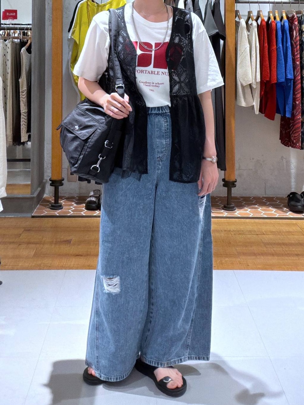 ホワイト系のTシャツ/カットソー、ブラック系のショルダーバッグ、ブルー系のデニムパンツを着用したレディースの夏コーディネートの1枚目の写真
