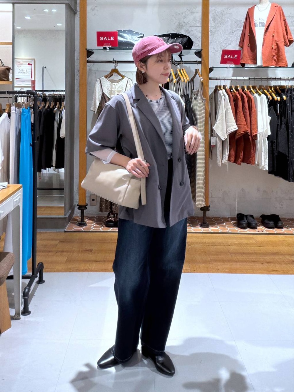ブラック系のその他シューズ、グレー系のテーラードジャケット、ホワイト系のTシャツ/カットソーを着用したレディースの夏コーディネートの1枚目の写真