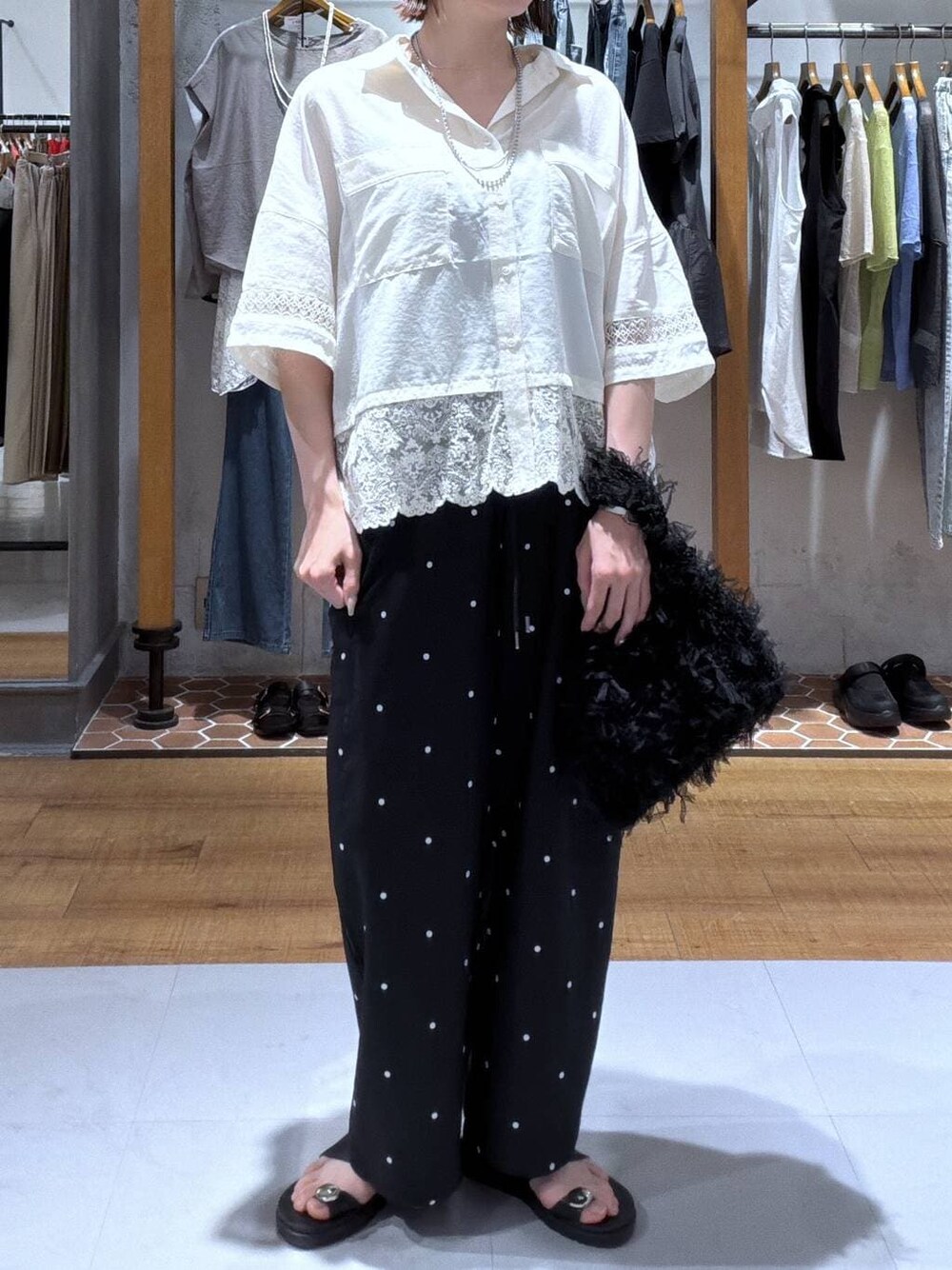 ブラック系のサンダル、ブラック系のその他パンツ、ブラック系のタンクトップを着用したレディースの夏コーディネートの1枚目の写真