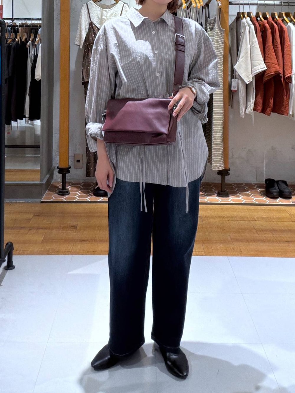 ブラウン系のシャツ/ブラウス、ブラック系のその他シューズ、レッド系のショルダーバッグを着用したレディースの夏コーディネートの1枚目の写真