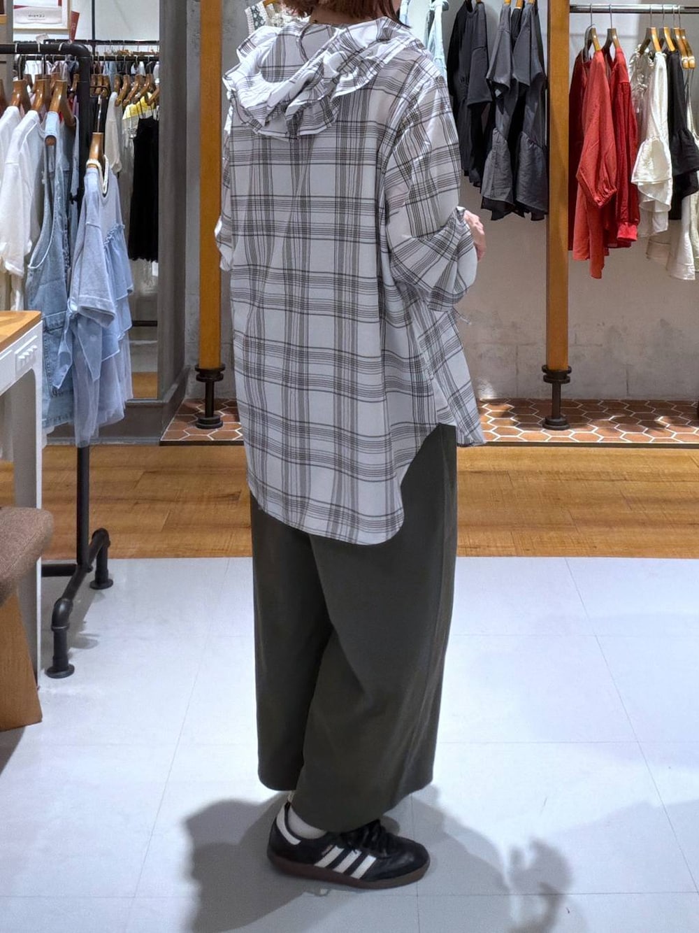 イエロー系のショルダーバッグ、ホワイト系のシャツ/ブラウス、グリーン系のその他パンツを着用したレディースの夏コーディネートの1枚目の写真