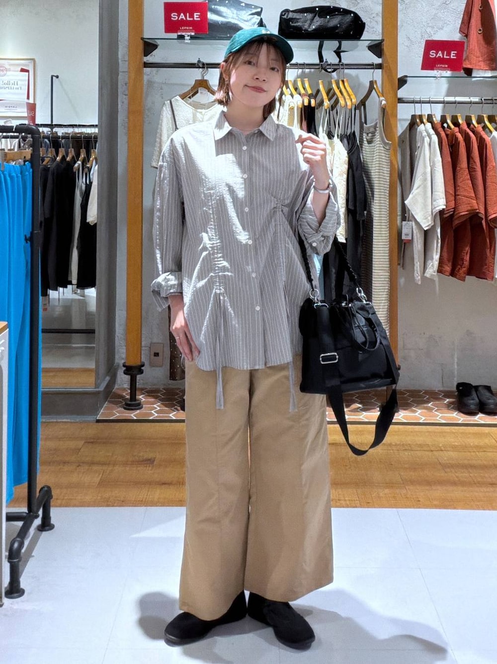 ブラウン系のシャツ/ブラウス、ブラック系のパンプス、ベージュ系のその他パンツを着用したレディースの夏コーディネートの1枚目の写真
