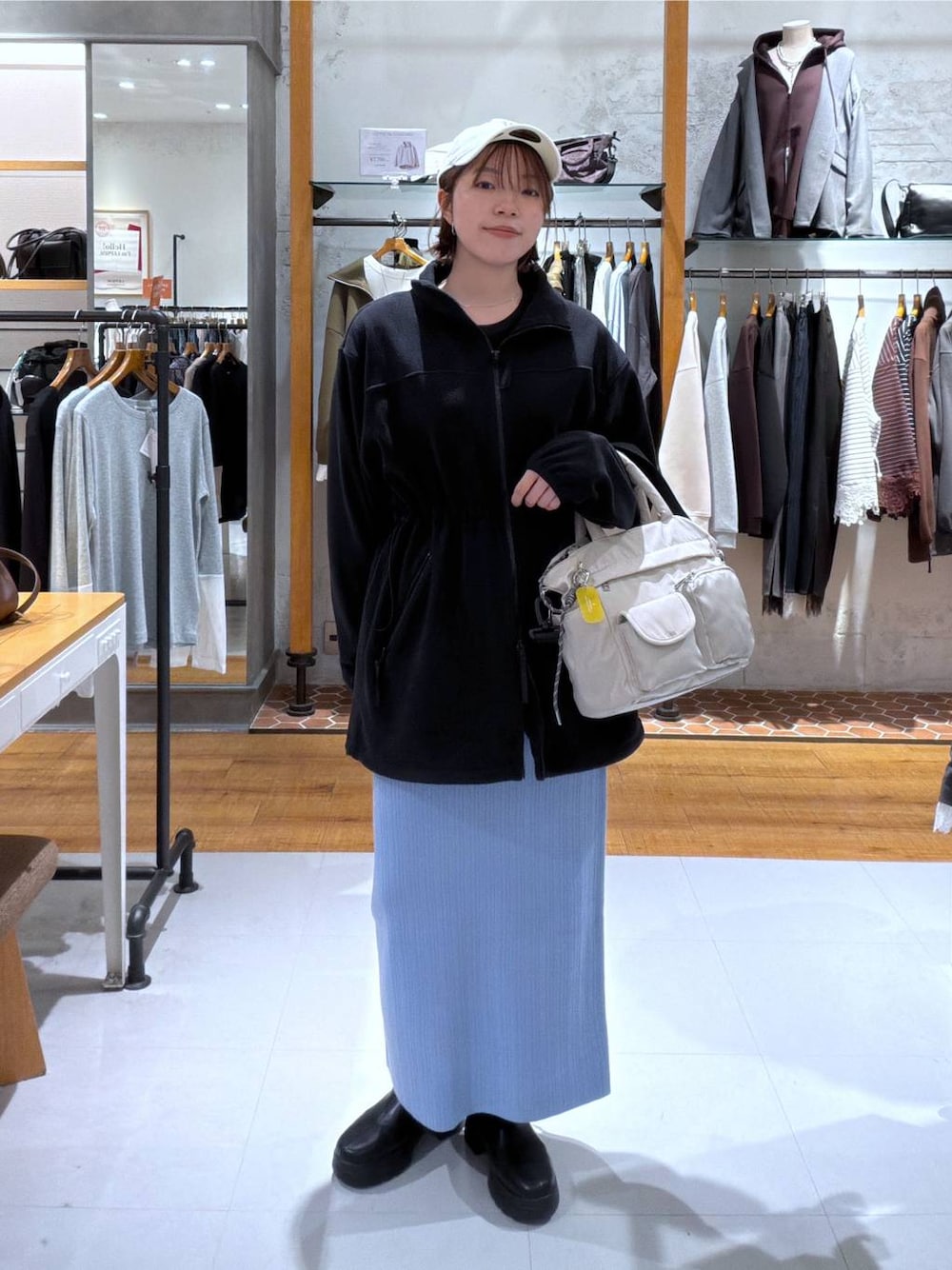 ブラック系のブーツ、ブラック系のTシャツ/カットソー、ブラック系のTシャツ/カットソーを着用したレディースの秋コーディネートの1枚目の写真