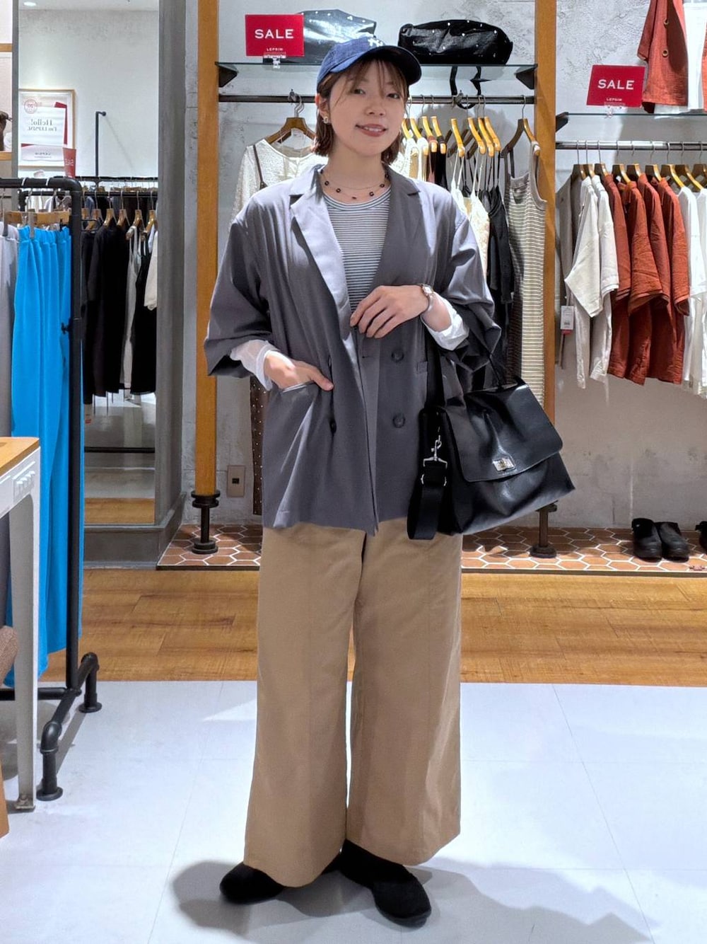 ブラック系のパンプス、ベージュ系のその他パンツ、ブラック系のトートバッグを着用したレディースの夏コーディネートの1枚目の写真