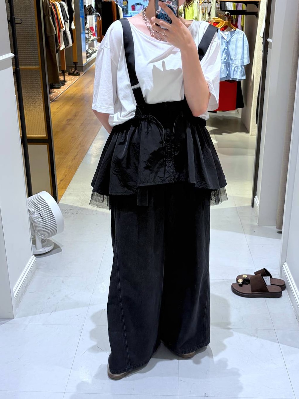 ブラック系のベスト、ホワイト系のTシャツ/カットソー、ブラック系のデニムパンツを着用したレディースの夏コーディネートの1枚目の写真