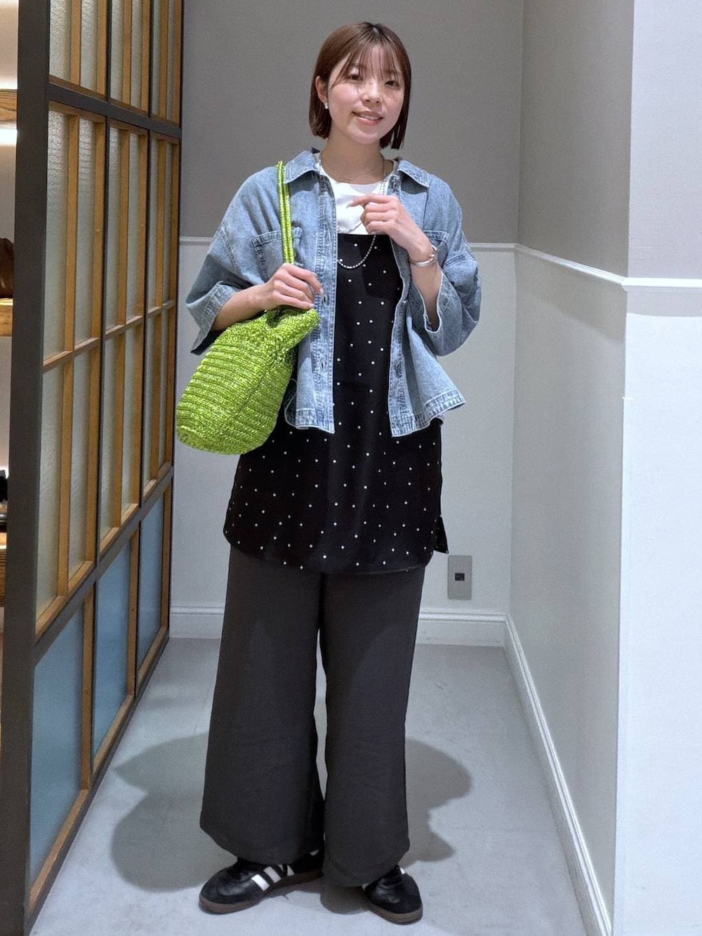 グレー系のその他パンツ、ホワイト系のTシャツ/カットソー、ブルー系のシャツ/ブラウスを着用したレディースの春コーディネートの1枚目の写真