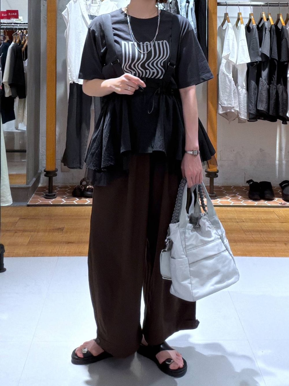 グレー系のTシャツ/カットソー、ブラック系のベスト、グレー系のショルダーバッグを着用したレディースの夏コーディネートの1枚目の写真
