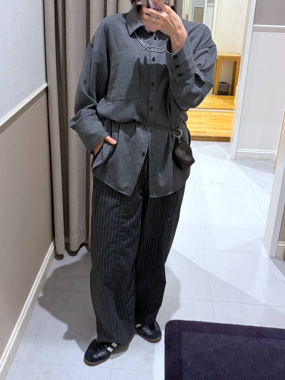 グレー系のシャツ/ブラウス、ホワイト系のその他パンツ、シルバー系のネックレスを着用したレディースの秋コーディネートの1枚目の写真