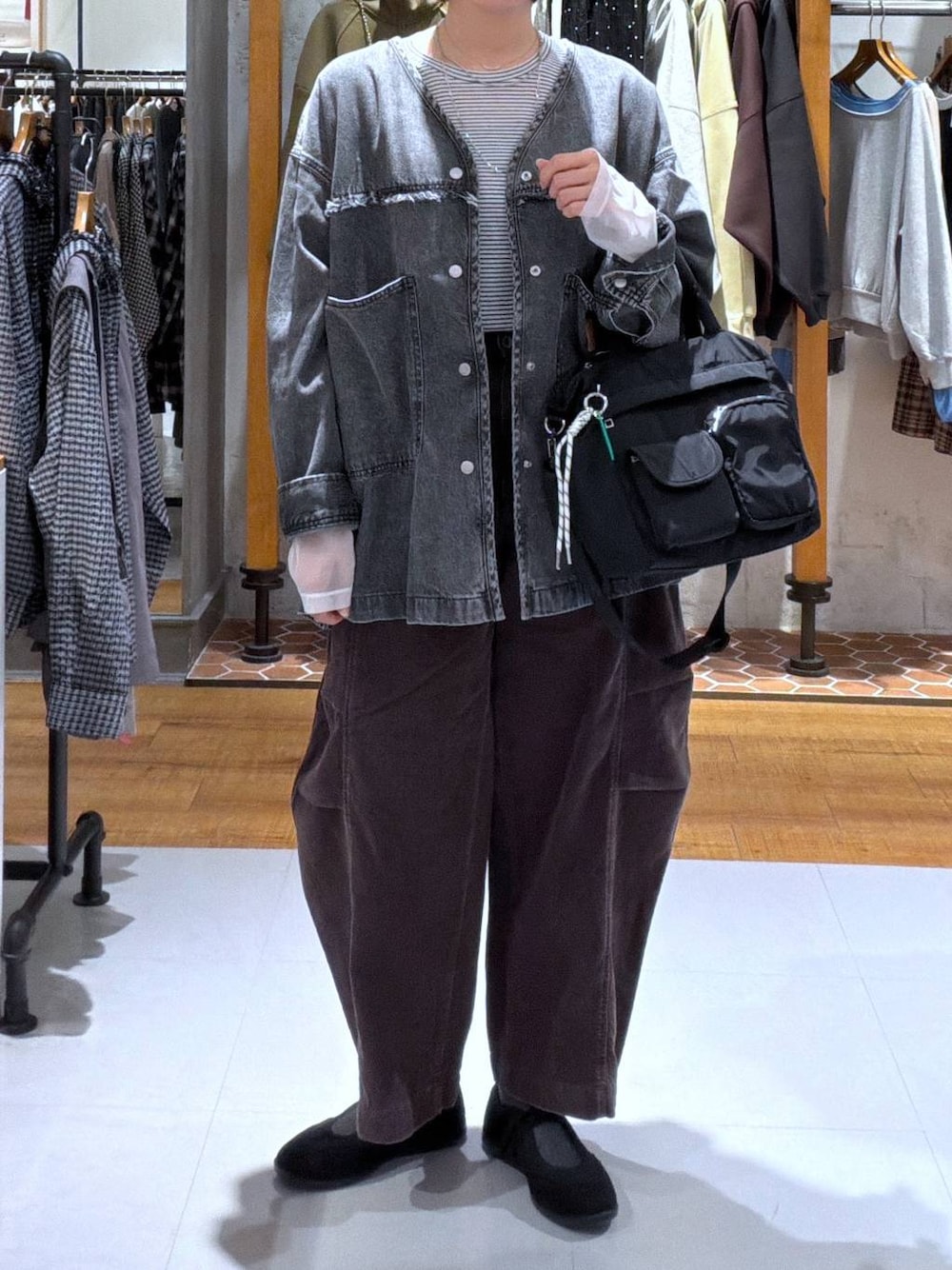 ブラック系のパンプス、ブラウン系のその他パンツ、ホワイト系のTシャツ/カットソーを着用したレディースの秋コーディネートの1枚目の写真