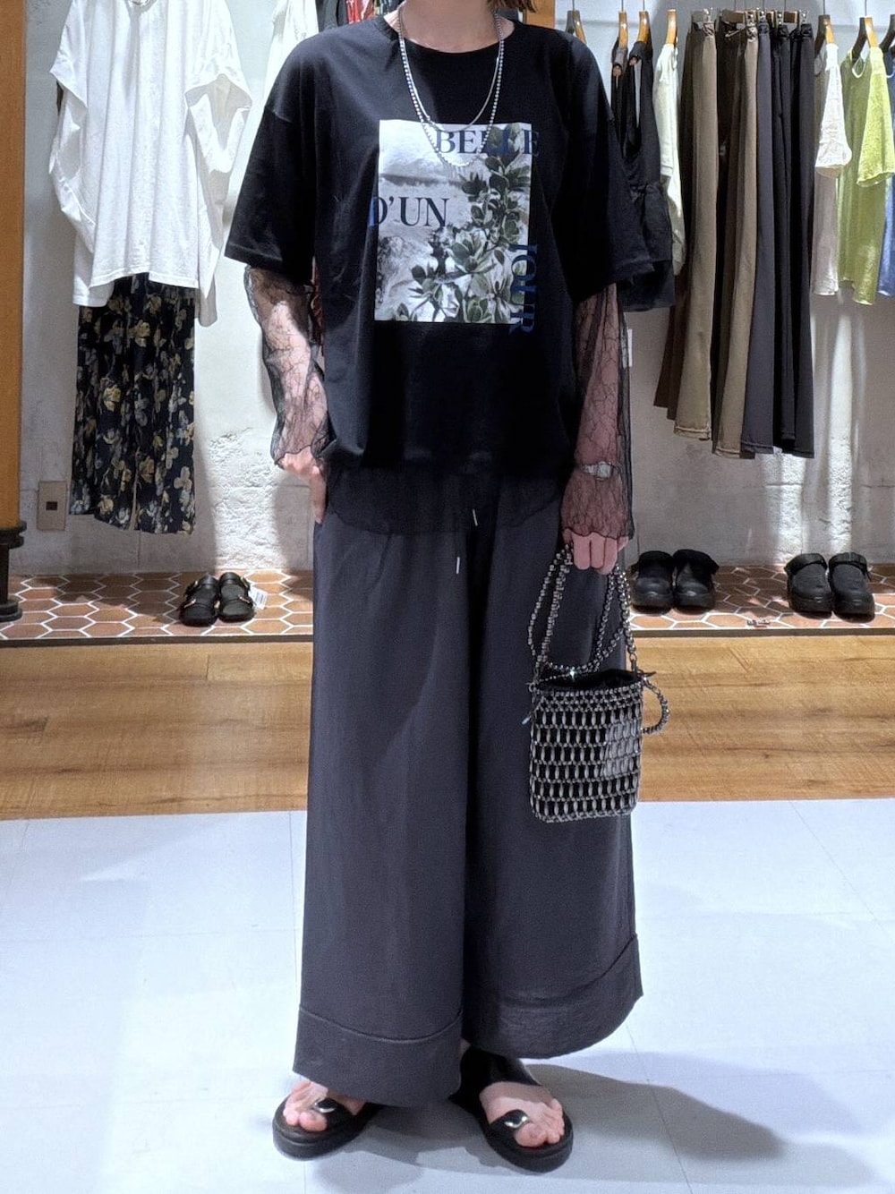 ブラック系のサンダル、その他のショルダーバッグ、ブラック系のTシャツ/カットソーを着用したレディースの夏コーディネートの1枚目の写真