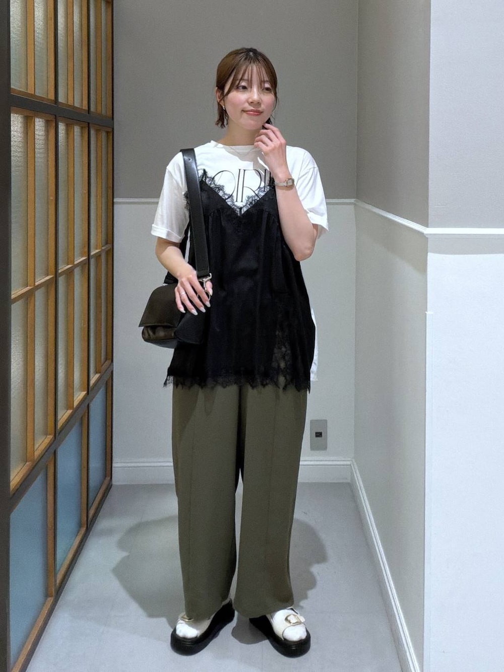 ブラック系のショルダーバッグ、グリーン系のその他パンツ、ホワイト系のサンダルを着用したレディースの春コーディネートの1枚目の写真