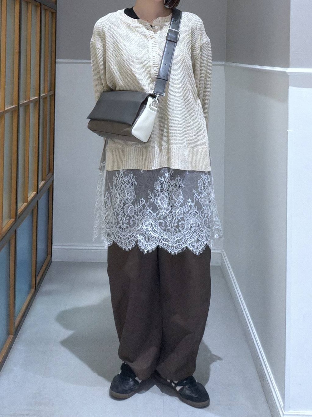 その他のショルダーバッグ、ブラック系のTシャツ/カットソー、ベージュ系のニット/セーターを着用したレディースの春コーディネートの1枚目の写真