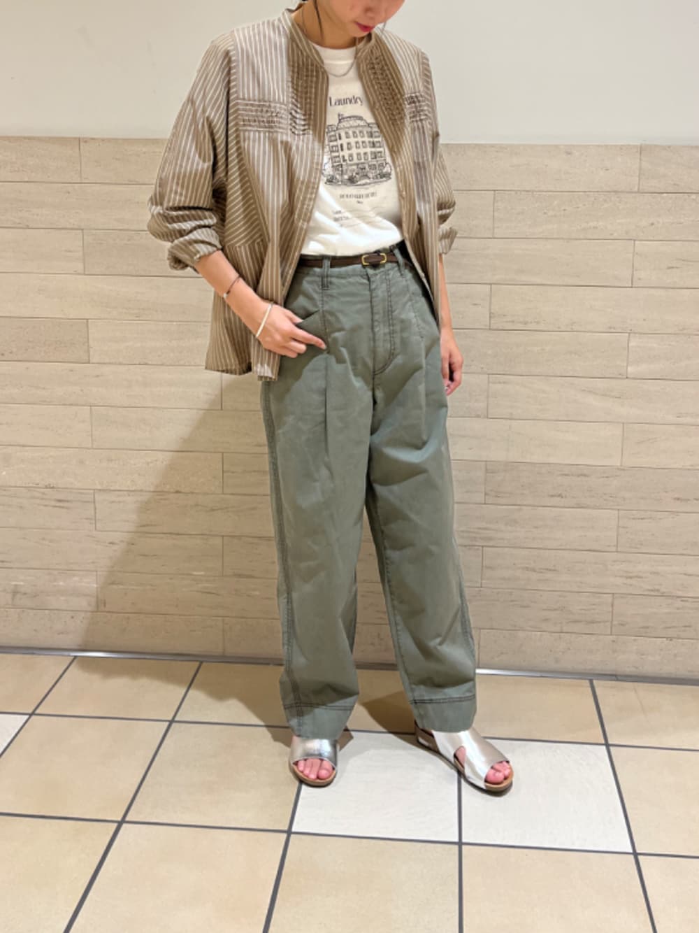 ホワイト系のシャツ/ブラウスを着用したレディースの夏コーディネートの1枚目の写真