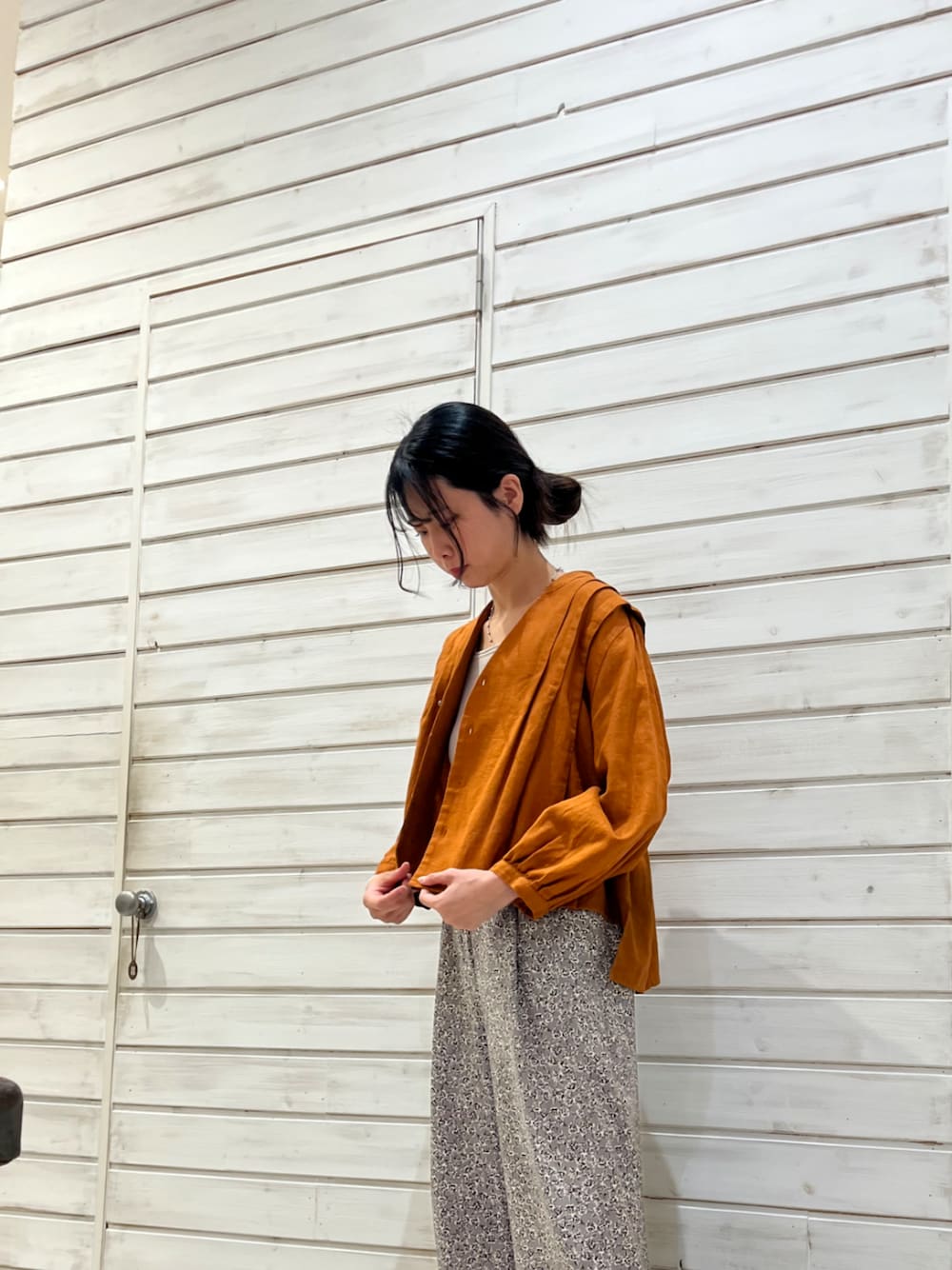 「FIL DE FERのリネンコットンビエラ　ショートシャツ（シャツ/ブラウス、オレンジ系）」を使った、uchiyama.さん（レディース・165cm）の春コーディネートの1枚目の写真