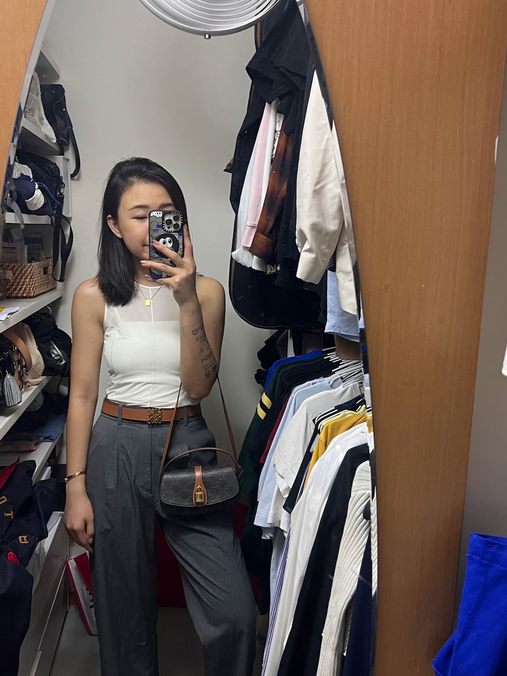 「お出かけコーデ、オトナ女子、楽チンコーデ、モノトーンコーデ、白」｜「UNIQLOのアイテム（その他パンツ、グレー系）」を使った、stepthelook さん（レディース・163cm）の夏コーディネートの1枚目の写真