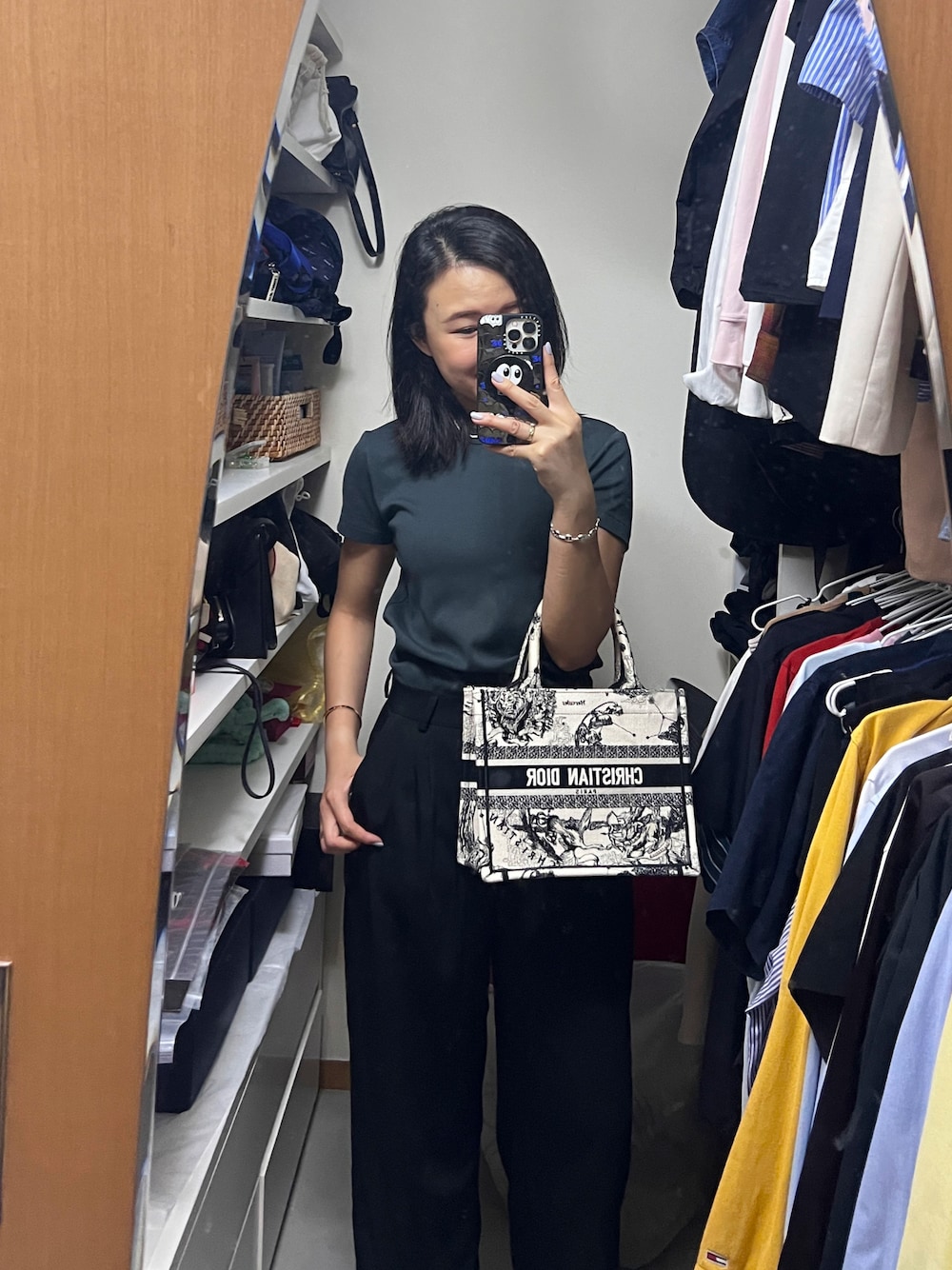 「オトナカジュアル、夏服、大人カジュアル、カジュアル、お出かけコーデ」｜「UNIQLOのアイテム（Tシャツ/カットソー、グレー系）」を使った、stepthelook さん（レディース・163cm）の夏コーディネートの1枚目の写真