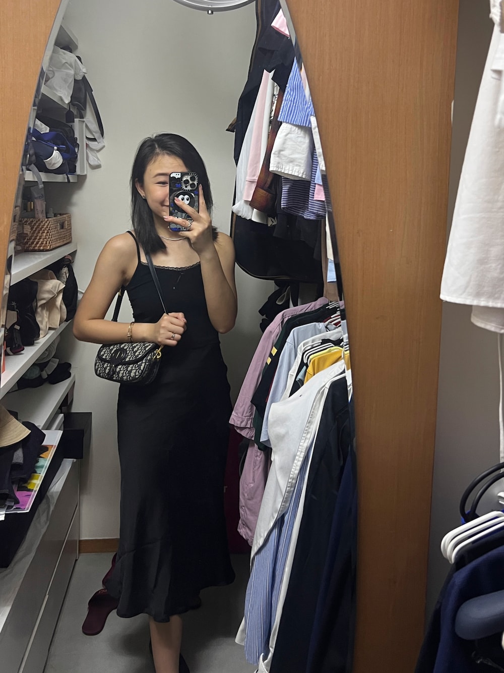 「オトナカジュアル、通勤コーデ」｜「Christian Diorのアイテム（ショルダーバッグ、ブルー系）」を使った、stepthelook さん（レディース・163cm）の秋コーディネートの1枚目の写真