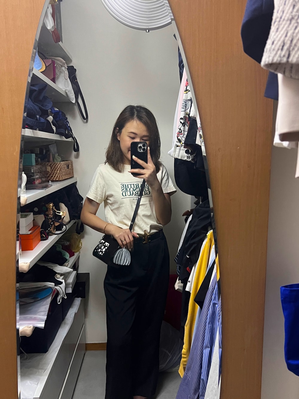 「夏コーデ、みんなの白Tフェス、オトナ女子、お出かけコーデ、きれいめカジュアル」｜「LOUIS VUITTONのアイテム（ハンドバッグ、ブラック系）」を使った、stepthelook さん（レディース・163cm）の夏コーディネートの1枚目の写真