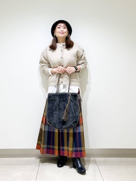 「RODE SKO（ロデスコ）のタッセル付フラッフィトートバッグ（トートバッグ）」を使った、オダカオリさん（レディース・153cm）の秋コーディネート