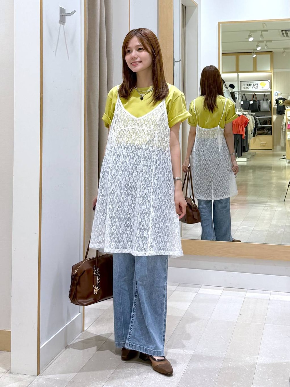 ブラウン系のボストンバッグ、ブルー系のデニムパンツ、イエロー系のTシャツ/カットソーを着用したレディースの夏コーディネートの1枚目の写真