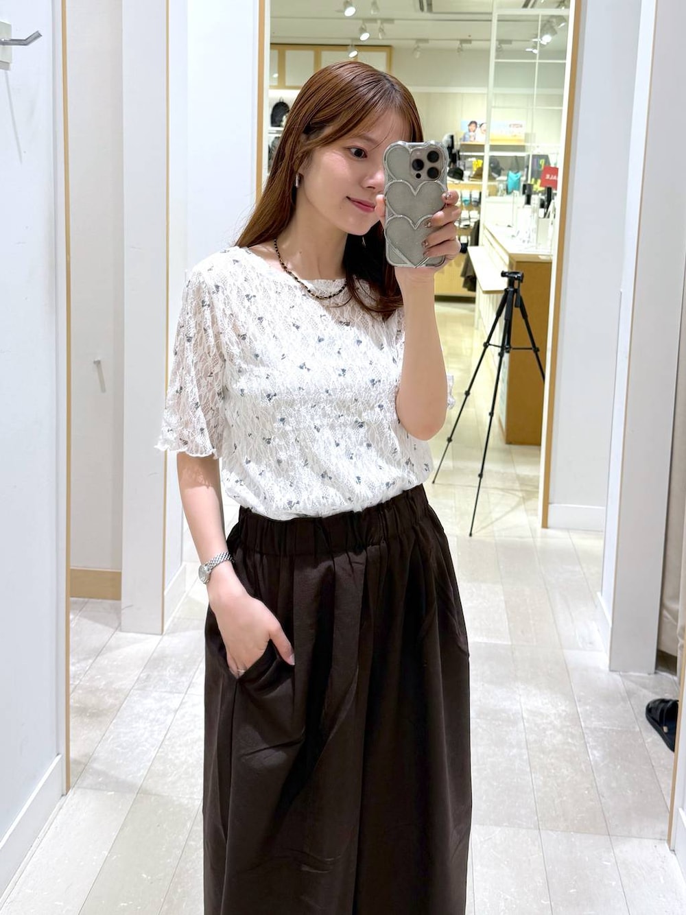 ブラウン系のその他パンツ、ベージュ系のショルダーバッグ、その他のサンダルを着用したレディースの夏コーディネートの1枚目の写真