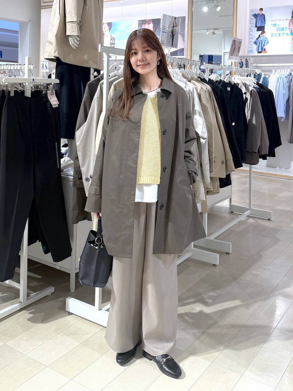 ブラック系のローファー、ホワイト系のTシャツ/カットソー、ブラウン系のステンカラーコートを着用したレディースの春コーディネートの1枚目の写真