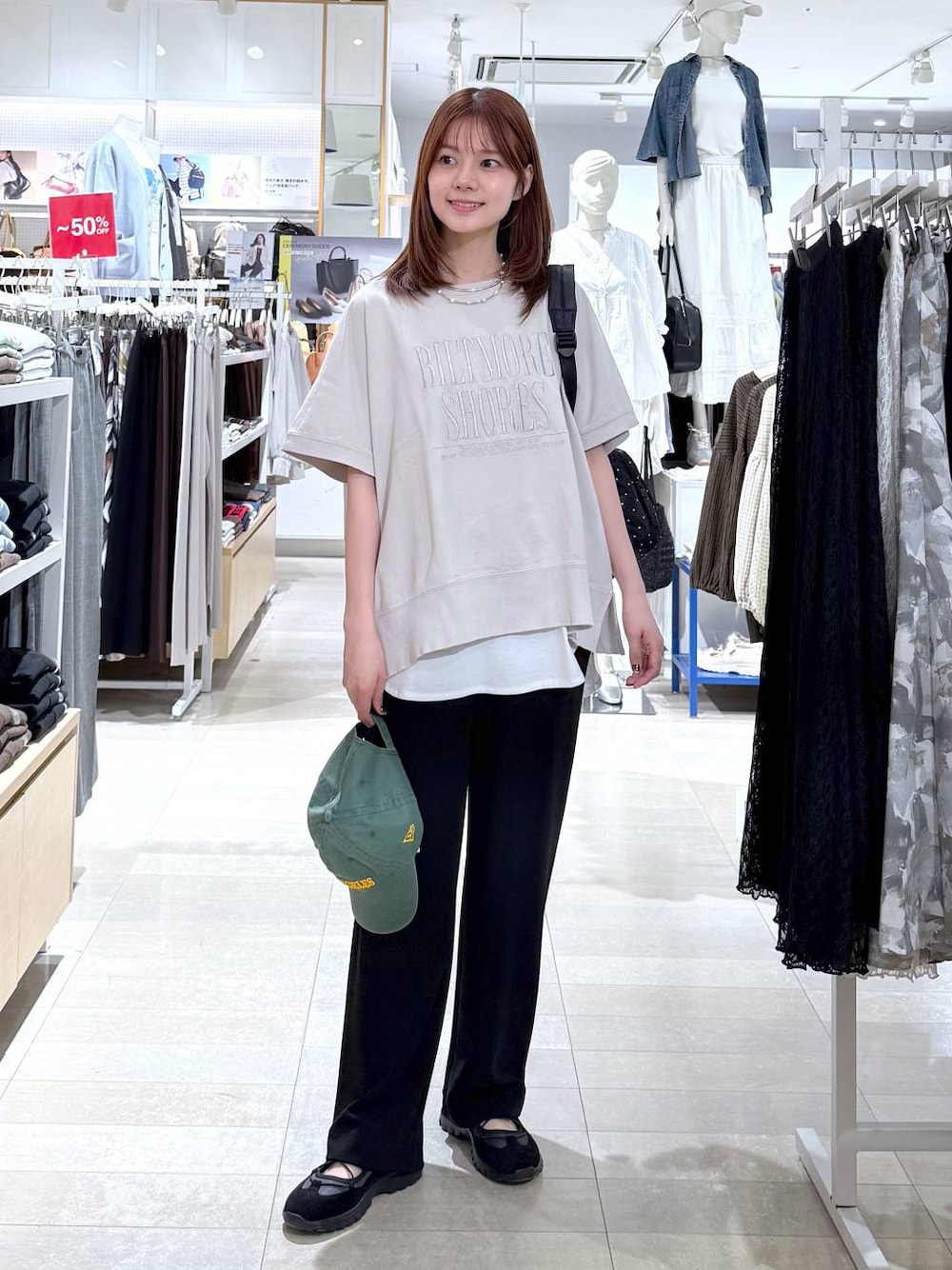 グレー系のバックパック/リュック、ブラック系のその他パンツ、その他のタンクトップを着用したレディースの春コーディネートの1枚目の写真