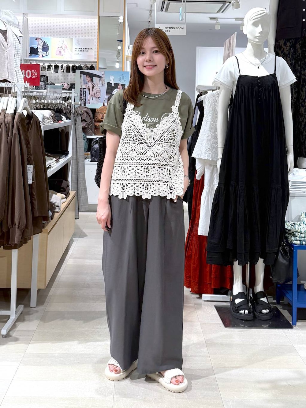 ブラウン系のその他パンツ、グリーン系のTシャツ/カットソー、ブラック系のクラッチバッグを着用したレディースの夏コーディネートの1枚目の写真