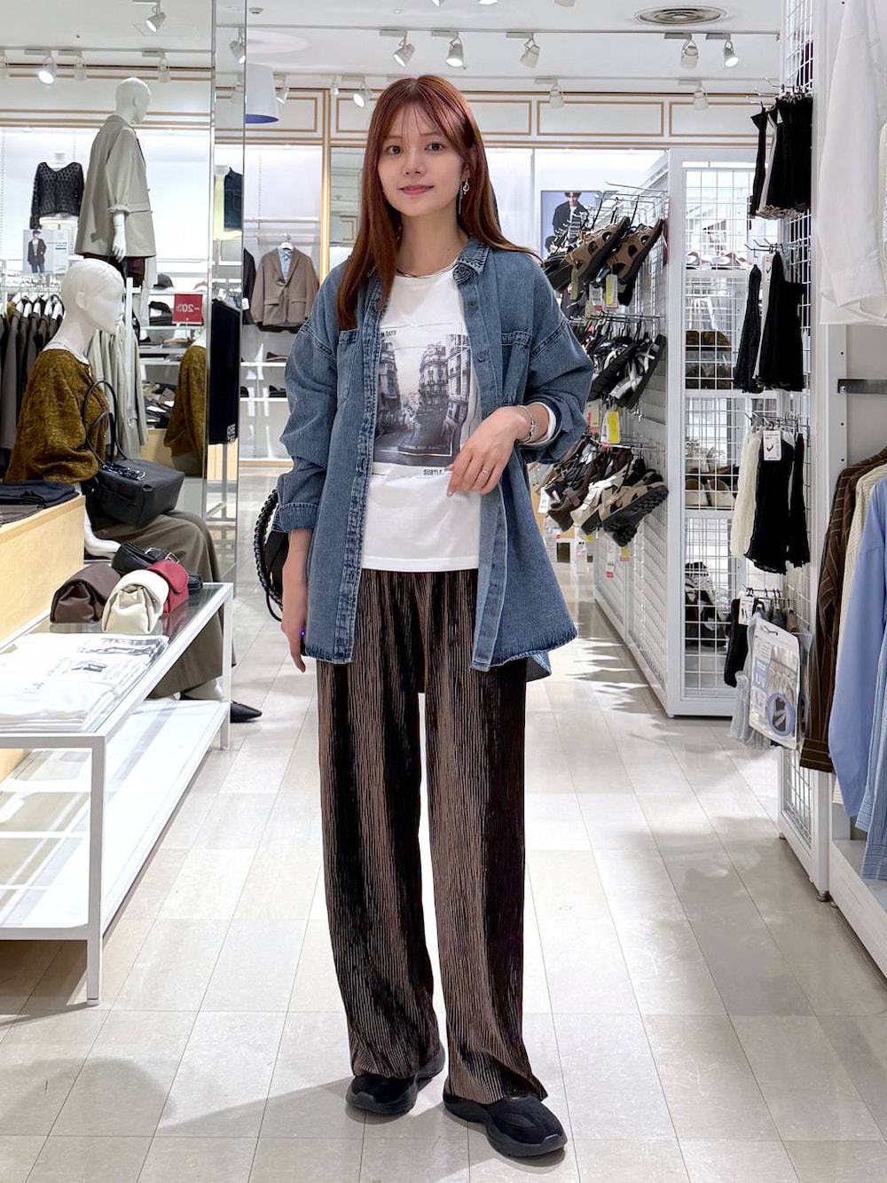 ブラック系のその他シューズ、ホワイト系のTシャツ/カットソー、ブラック系のショルダーバッグを着用したレディースの秋コーディネートの1枚目の写真