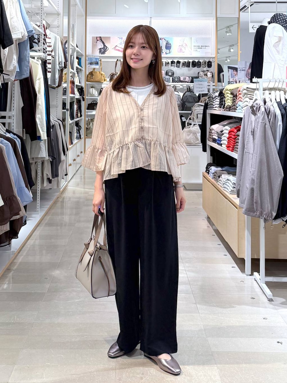 その他のパンプス、ホワイト系のショルダーバッグ、ブラック系のその他パンツを着用したレディースの春コーディネートの1枚目の写真