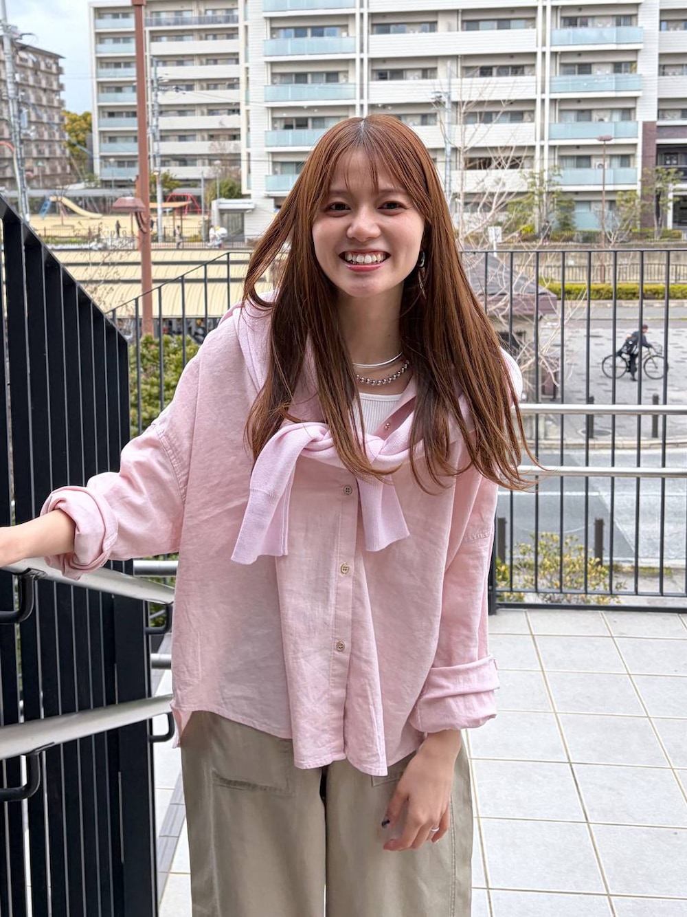 ブラック系のローファー、ピンク系のシャツ/ブラウス、ピンク系のニット/セーターを着用したレディースの春コーディネートの1枚目の写真