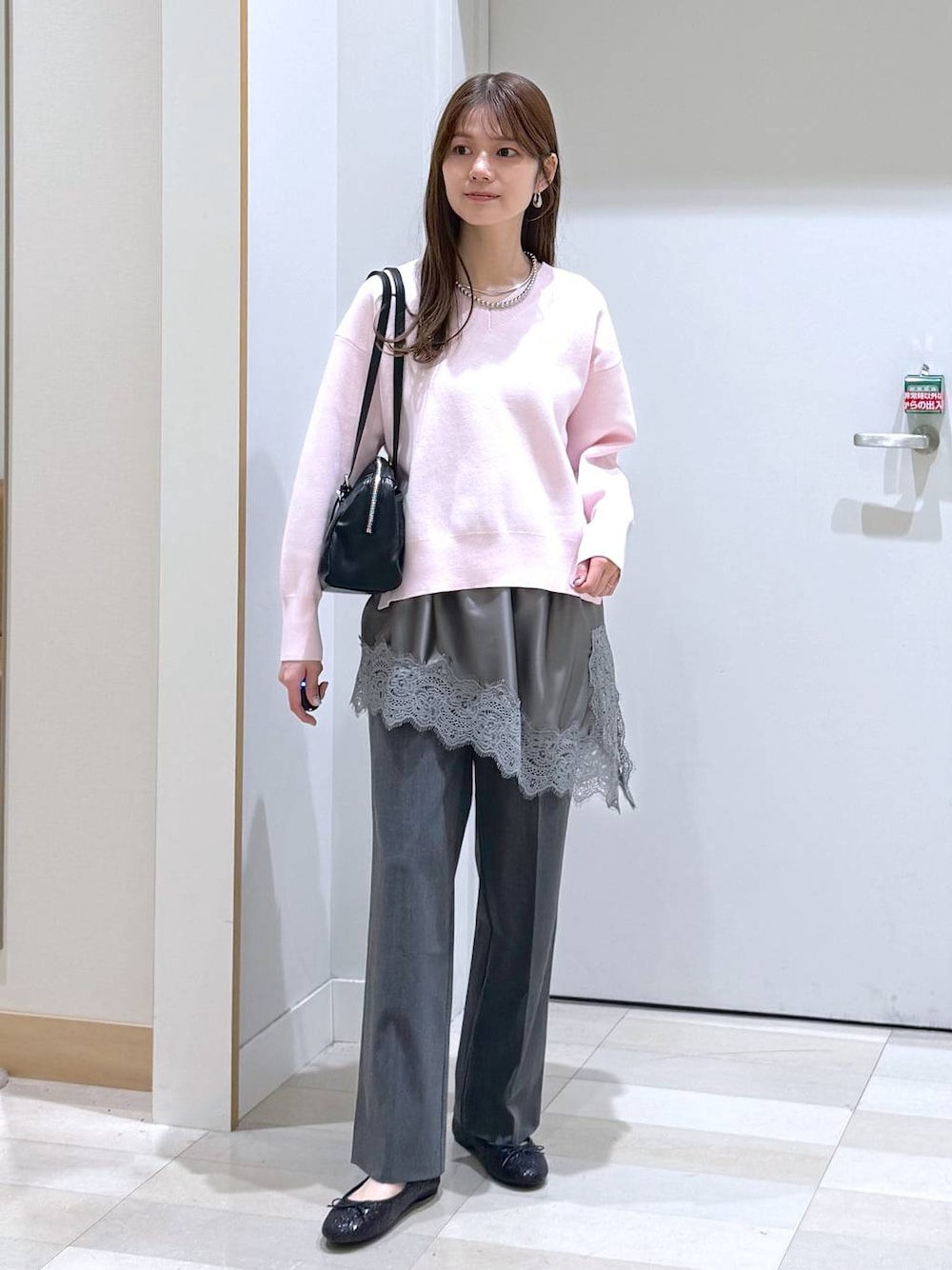 ブラック系のバレエシューズ、グレー系のその他パンツ、ピンク系のニット/セーターを着用したレディースの春コーディネートの1枚目の写真
