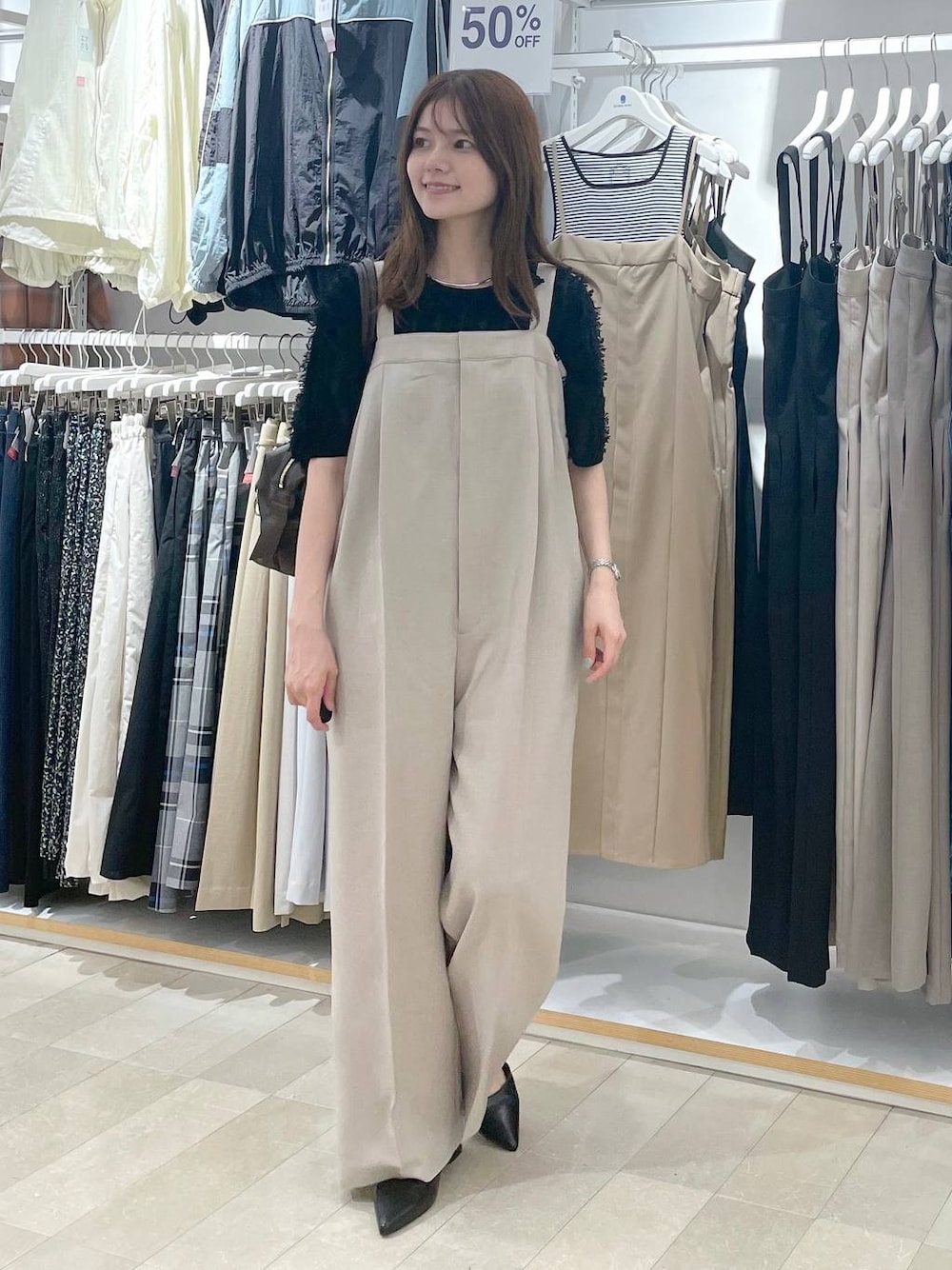 ベージュ系のつなぎ/オールインワン、ブラック系のサンダル、ブラック系のTシャツ/カットソーを着用したレディースの夏コーディネートの1枚目の写真