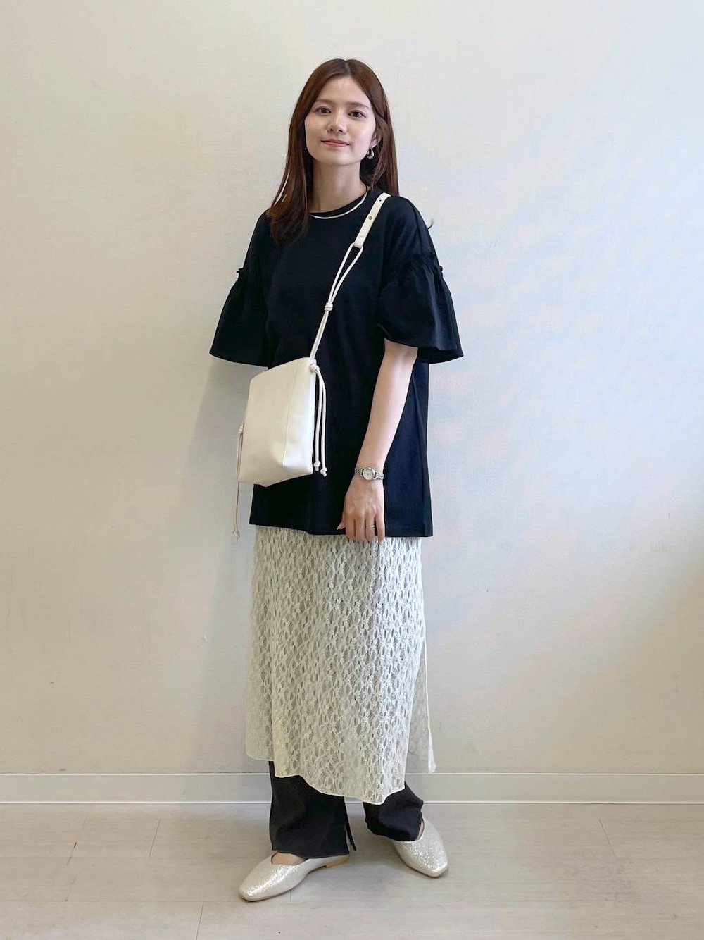 シルバー系のパンプス、ホワイト系のその他パンツ、ホワイト系のショルダーバッグを着用したレディースの春コーディネートの1枚目の写真