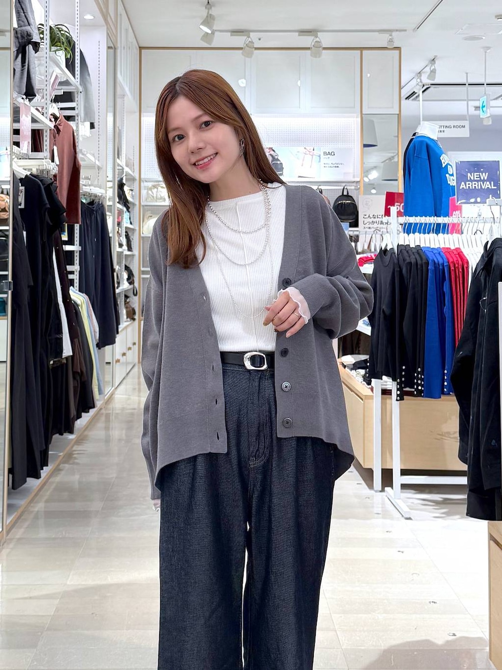 ブラック系のその他シューズ、ホワイト系のTシャツ/カットソー、ブルー系のデニムパンツを着用したレディースの秋コーディネートの1枚目の写真