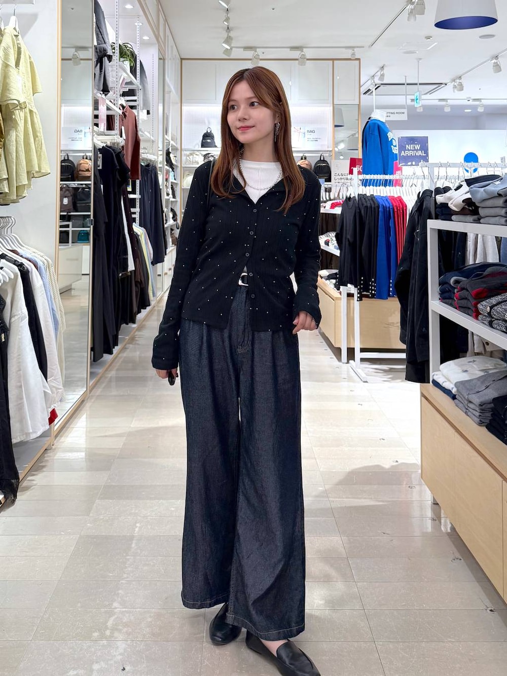 ブラック系のその他シューズ、ブラック系のボストンバッグ、ホワイト系のTシャツ/カットソーを着用したレディースの秋コーディネートの1枚目の写真