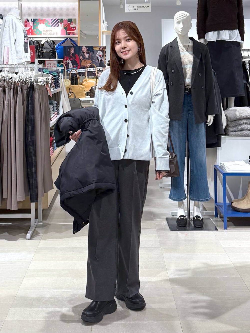 ブラック系のダウンジャケット/コート、グレー系のその他パンツ、ブラック系のブーツを着用したレディースの冬コーディネートの1枚目の写真